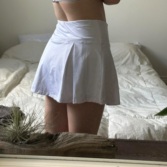 White tennis skirt with built-in shorts - Picture 6 of 8